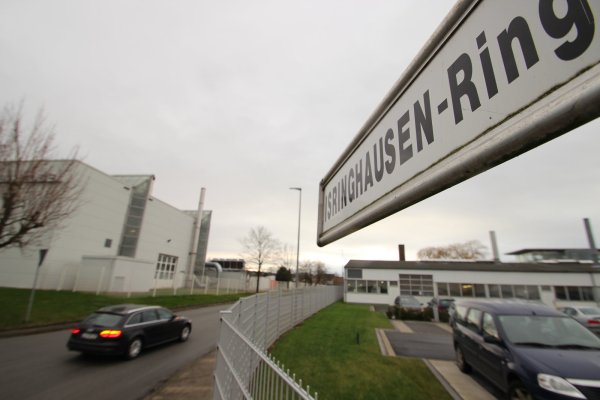 Soll gesperrt werden: Dieses Stück des Isringhausen-Rings - die in Nord-Süd-Richtung verlaufende Verbindung zwischen der Grevenmarschstraße und dem in Ost-West-Richtung verlaufenden Bereich des Rings - kann Firmengelände werden. Links ist das Zumtobel-Lichtforum zu sehen, rechts das Isringhausen-Gelände. - © Rademacher