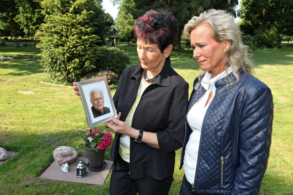 Marianne Schaak und ihre Tochter Sonja besuchen das Grab ihres Mannes/Vaters Werner Schaak. - © Bernhard Preuss
