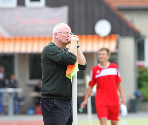 Seit Ewigkeiten an der Linie: Uwe Abraham will mit den A-Junioren des TBV Lemgo die Bezirksligazugehörigkeit sichern. - © Jörg Hagemann