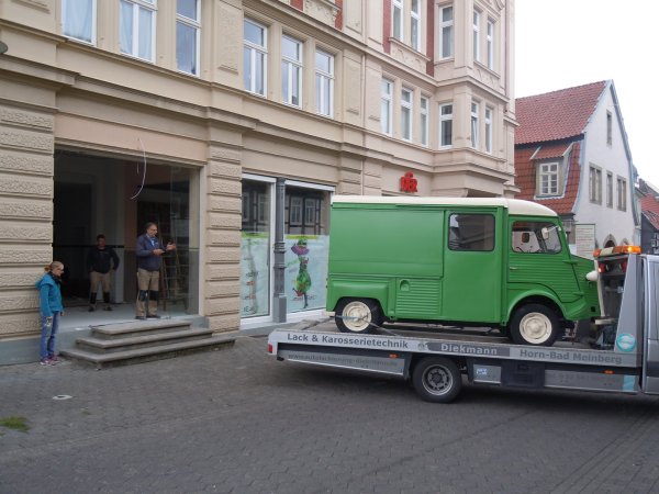Millimeter-Arbeit: Restaurantbetreiber Reinhard Raffenberg und Camilla Pfaffhausen schieben den Eiswagen zusammen mit Mitarbeitern der Firma Diekmann Karosseriebau in ihren Laden. - © Marion Rink