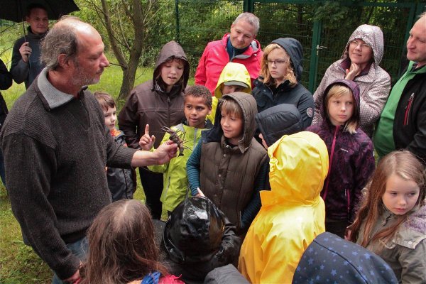 Kneifende Krustentiere: Andreas Berens bringt im UWZ Heerser Mühle den Pflegekindern und ihren Pflegeeltern die Anatomie von Flußkrebsen und ihren Lebensraum nahe. - © Heidi Stork