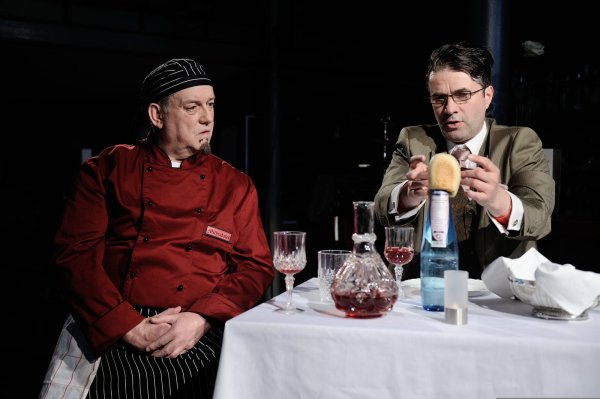Überaus starkes Schauspieler-Duo: Als solches haben sich Henry Klinder (links) und Stephan Clemens in der rabenschwarzen Komödie „Mordshunger“ präsentiert. - © Foto: Landestheater/Klein