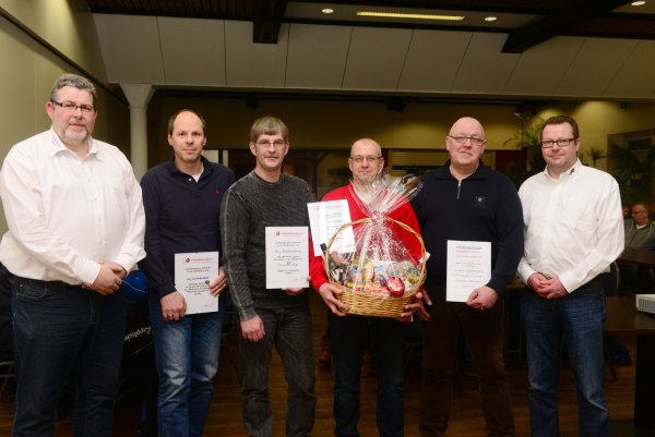 Ehrungen während des Kreisschiedsrichtertages: (von links) Kreisschiedsrichterwart Uwe Büker, Jörg Landerbarthold, Dirk Quentmeier, Peter Güthoff, Frank Lüttmann und Sven Hartmann, Präsident des Handballkreises Lippe. - © Privat