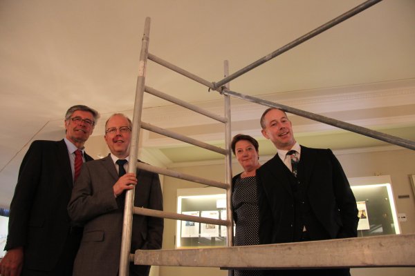 Der Wirtschaftsplan ist abgesegnet: Aufsichtsratsvorsitzender Friedel Heuwinkel, Intendant Kay Metzger, Prokuristin Susanne Frühling und Verwaltungsdirektor Stefan Dörr auf der Theater-Baustelle – gerade wird der Brandschutz verbessert. - © Sven Koch