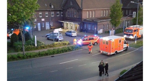 Tatort: Die Polizei hat den Parkplatz vor dem Löhner Bahnhof abgesperrt. Auf dem Boden sind die Blutspuren des 49-jährigen Opfers gut zu erkennen. Die Beamten der Kriminalpolizei vernehmen noch am Donnerstagabend vor dem Bahnhof die Zeugen.  - © NW