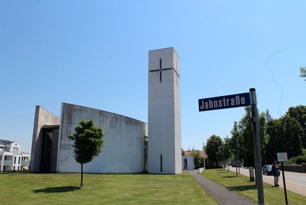 Schmutziges Schmuckstück: Die katholische St.-Johannes-Kirche in Leopoldshöhe muss saniert oder aufgegeben werden. - © Thomas Dohna