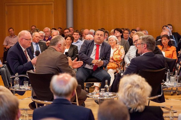 Lebhafte Debatte in den Räumen der IHK: Moderator Ralf Freitag, Werner Loke und Dr. Axel Lehmann (von links) diskutieren gemeinsam mit Lars Cohrs und Friedel Heuwinkel die Herausforderungen für den Kreis Lippe. - © Torben Gocke