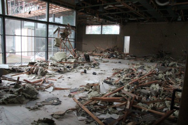 In zwei Wochen ist sie Geschichte: Der sakrale Raum der katholischen
Kirche in Schwalenberg wird derzeit entkernt, die Verkleidungen aus
Glaswolle und das Holz werden voneinander getrennt. - © Marianne Schwarzer
