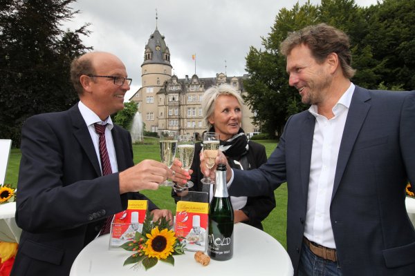 Stoßen auf gutes Gelingen und vor allem gutes Wetter an: Bürgermeister Rainer Heller, Birgit Dabbert (Leitung Veranstaltungsmanagement des Kreises) und Fest-Koordinator Christian Schneider (von links). - © Preuss