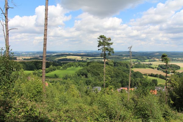 Der Ritterweg liefert wunderbare Ausblicke auf die umliegende Region. - © Freya Köhring
