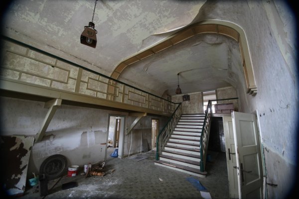 Imposante Eingangshalle: Selbst für einen Euro will momentan niemand den „Begakrug“ kaufen. - © Archivfoto: Wolfgang Scherzer