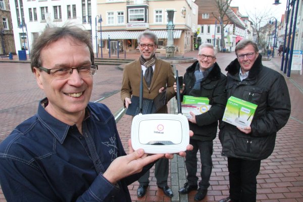 Mit Router und Laptop: Eckhard Dengel von der Stadtverwaltung, der Demografiebeauftragte Michael Rosentreter sowie Thomas Voss und Peter Thiele (von links) von der Werbegemeinschaft ermöglichen das freie Surfen in der Lagenser Innenstadt. - © Patrick Bockwinkel