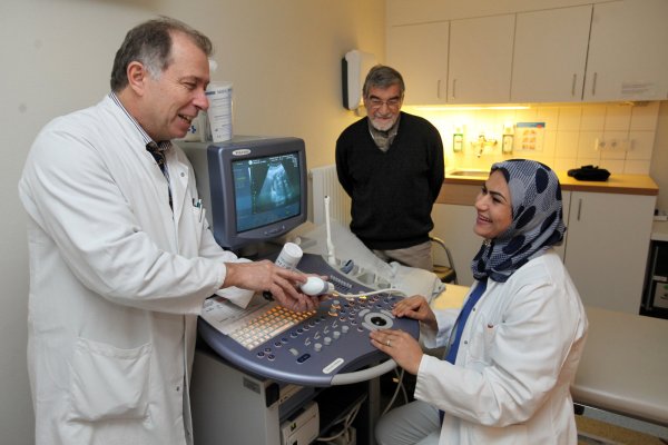 Wissen sammeln für Afghanistan: Saliha Hashimi hospitiert derzeit am Detmolder Klinikum. Ultraschallgeräte, wie das, das ihr der Leiter der Frauenklinik Dr. Andreas Luttkus hier zeigt, kommen auch in ihrer Heimat zum Einsatz. Im Hintergrund lauscht Dr. Ataullah Zulfacar vom Ärzteverein für afhanische Flüchtlinge. - © Bernhard Preuss