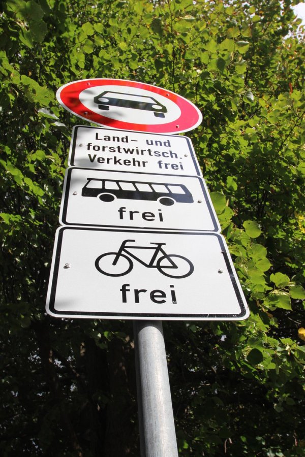 Stößt nicht überall auf Zustimmung: die Sperrung des Trophagener Wegs. Ausgenommen sind nur Busse, Radfahrer sowie land- und forstwirtschaftlicher Verkehr. Laut Polizei ignorieren etliche Verkehrsteilnehmer die Schilder. - © Rademacher