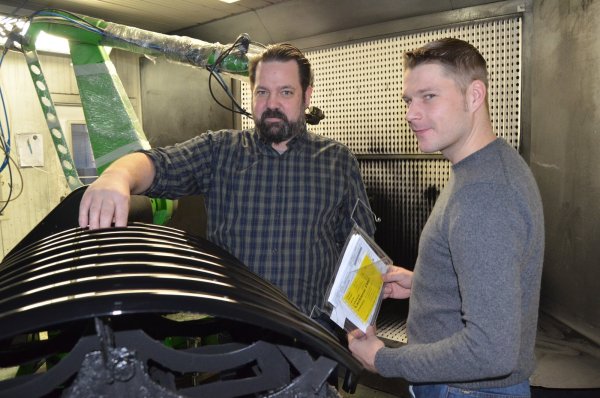Lackieren ist ihr Geschäft: Stephan Meyer (links), bei FMO für die Produktion zuständig, und Vertriebsleiter Daniel Fest führen die Roboterlackieranlage vor, die Produkte aus Auto-, Elekronik- oder Möbelindustrie lackiert und veredelt. Im Laufe dieses Jahres will die Leopoldshöher Firma einen Standort in Lieme eröffnen. - © Sibille Kemna