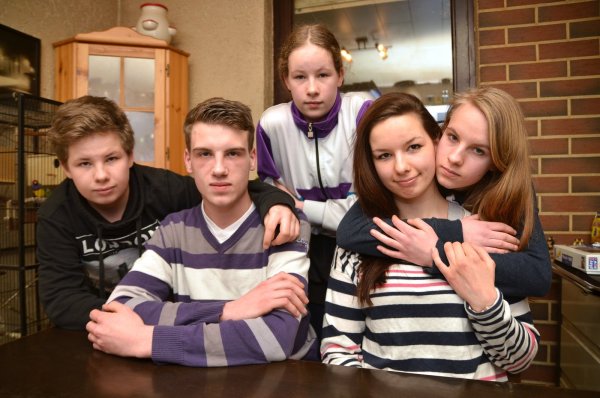 Halten zusammen: Melanie Worm (4. von links) und ihre Cousins und Cousinen Claif, Ché, Chantal, und Camen Krüger. - © Foto: Anke Schneider