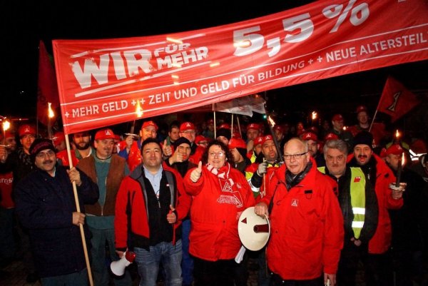 Rund 150 Beschäftigte haben in der Nacht zu Donnerstag bei Gestamp in Bielefeld-Brackwede die Arbeit niedergelegt, um zu streiken.In der Mitte von links nach rechts: BayramÖztürk, Vertrauenskörperleiter der IG Metall bei Gestamp, UteHerkströter, 1. Bevollmächtigte der IG Metall Bielefeld, undHans-Jürgen Wentzlaff, 2. Bevollmächtigter der IG Metall in Bielefeld. - © IG Metall