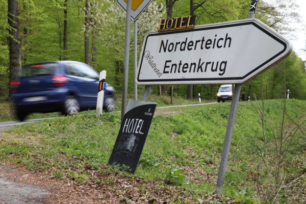 Derzeit nur Hotelbetrieb: Das Restaurant Entenkrug am Norderteich ist derzeit geschlossen. - © Bernhard Preuss