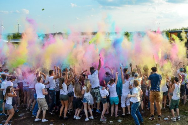 Partystimmung pur: Am Festival-Freitag steigt in Lieme wieder die „Holi Edition“ mit dem Einsatz von bunten Farbpulvern. - © Nicole Reineke