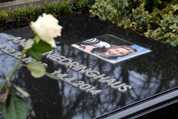 Weiße Rose: Das Grab von Anja Niedringhaus am dem Friedhof Am Wall in Höxter. - © David Schellenberg