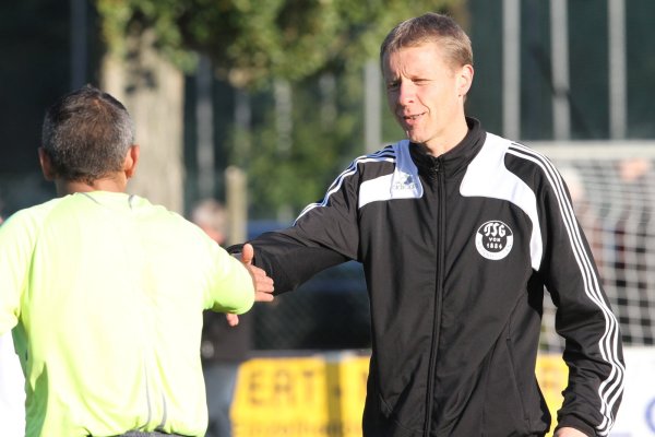 Und Tschüss: Jens Böger (rechts) hat sich bei der TSG Hohenhausen als Trainer verabschiedet. - © Jörg Hagemann