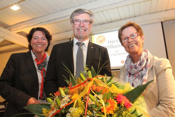 CDU-Kreisvorsitzende Kerstin Vieregge (links) gratuliert Landrat Friedel Heuwinkel und seiner Ehefrau Marie-Luise. - © Mausch