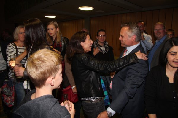 <p class="articletextcaption">Im Mittelpunkt: Nachdem sein Sieg am Sonntagabend unter Dach und Fach war, standen die Gratulanten im Ratssaal bei Roland Thomas Schlange.</p> 
- © Dieter Asbrock