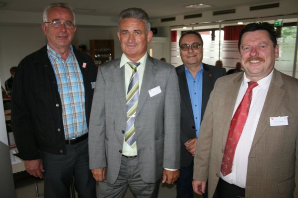 Stolz auf die Erfolge der NGG: Heinrich Echterdiek (Bezirksvoritzender IG Bau), Armin Wies (Geschäftsführer NGG Region Detmold-Paderborn), Burkhard Siebert (Stellvertretender Vorsitzender NGG) sowie Michael Pelz (Regionsvorsitzender) (von links). - © Sandra Castrup