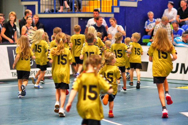 Wird 2015 ein goldenes Sportjahr? Die Einlaufkinder beim Abschiedsspiel von Florian Kehrmann scheinen es zu signalisieren. - © Jörg Hagemann