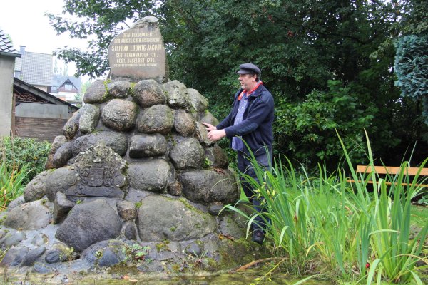 <p class="articletextcaption">Auf Jacobis Spuren: Jörg Holzkämper informiert über das Steindenkmal, das 1896 zu Ehren des berühmten Fischzüchters errichtet wurde. Darauf ist auch das Wappen der Familie zu sehen.</p> 
- © Tobias Schneider