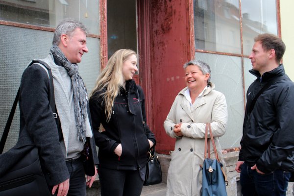 Vor der Adolfstraße 1: Hartmut Welters und Nina Vollmann vom Architekturbüro Post und Welters sowie Catrin Will und Moritz Pohlmann von der Denkmalbehörde (von links). - © Stadt Detmold