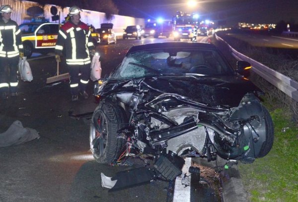 Unfallwagen: In diesem Auto wurden Christian Strohdiek und dessen Mutter glücklicherweise nur leicht verletzt. - © Köppelmann