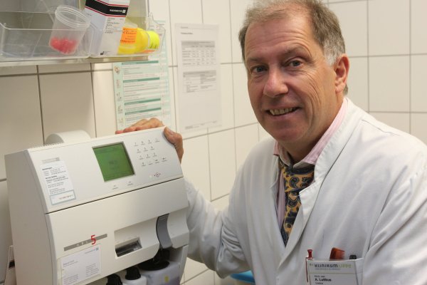 Im Kreißsaallabor: Professor Andreas Luttkus an einem Blutgas-Analysegerät. - © Martin Hostert