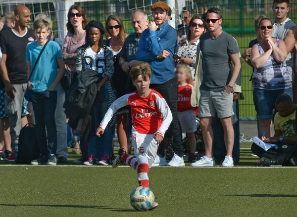 David Beckham (mit Mütze) verfolgte die Spiele seines Sohnes Cruz in Verl.  - © Raimund Vornbäumen