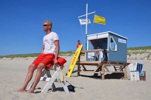 Ein wachsamer Blick zum Horizont: Lars Rekemeyer will mit seiner Dokumentation für die Gefahren des Meeres sensibilisieren. Im Ernstfall zählt jede Sekunde. - © privat