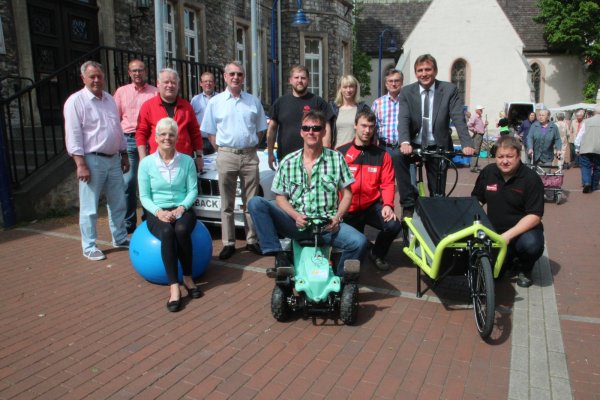 Mit Vorfreude: Die Initiatoren und Mitwirkenden wollen die Lagenser Innenstadt, unter anderem Angelika Drowe vom Stadtmarketing (sitzend), Addy Schulze auf seinen Elektro-Bobbycars und Bürgermeister Christian Liebrecht auf dem Fahrrad, am 30. Mai in Bewegung bringen. - © Bockwinkel