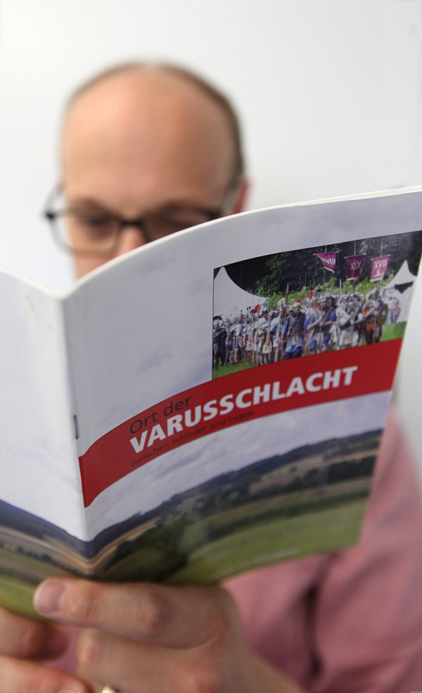 Varus-Suche: mit Literatur durch Lippe. - © Gerstendorf-Welle