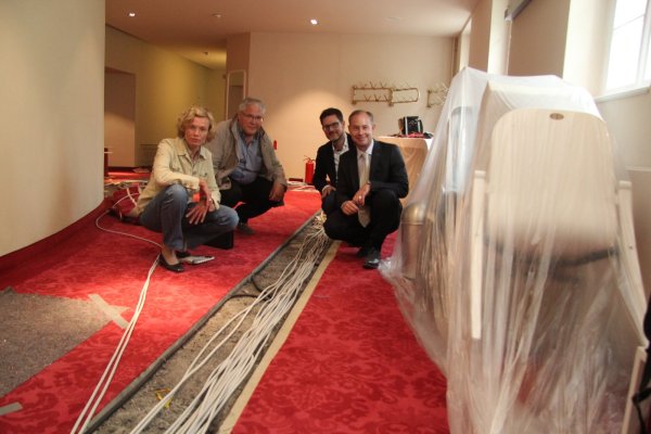 Sicherer und schöner soll es werden: Anke Peithmann, Bernd Stork, Ingo Düsterhus (Leiter des technischen Immobilienmanagements beim Landesverband) und der kaufmännische Geschäftsführer des Landestheaters, Stefan Dörr (von links). - © Barbara Luetgebrune