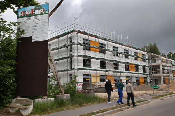 Schwarze Fläche: Auf der Baustelle steht noch das alte Schild, aber alle Hinweise auf Müller Bau sind abgedeckt. Nach der Insolvenz hat der Kreis Lippe die Gewerke neu vergeben. - © Preuss