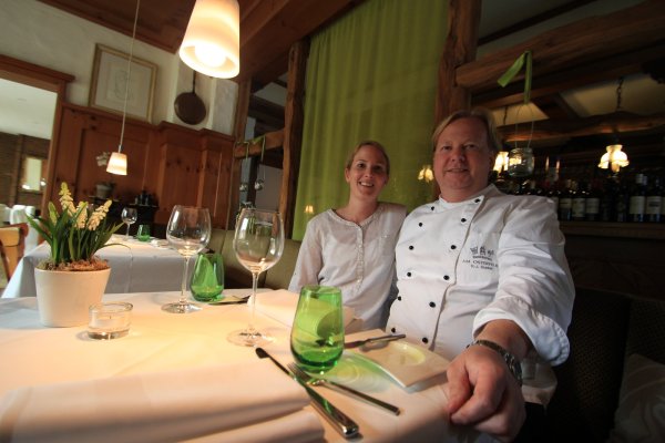 Westfälische Gemütlichkeit: Hans-Jörg Dunker und seine Lebensgefährtin Katharina Rachel sitzen in ihrem Herforder Restaurant, das 60 Gästen Platz bietet. - © Tobias Schreiner