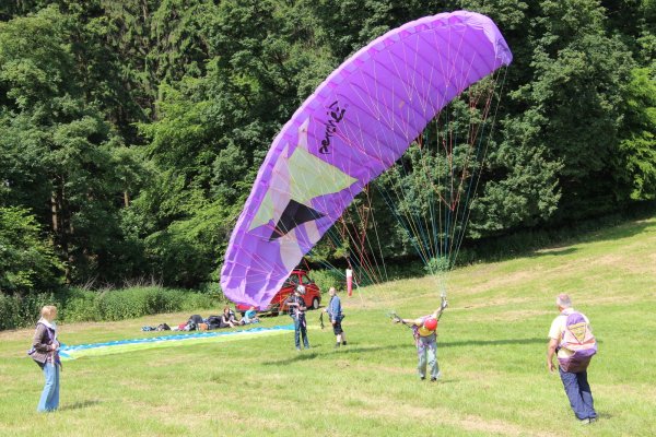 Abheben: Ganzjährig können Flugschüler am Skihang in Holzhausen-Externsteinen in die Luft gehen. - © Silke Buhrmester