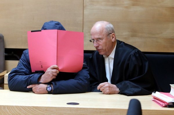 Der angeklagte Polizist in Begleitung seines Verteidigers Holger Rostek.   - © Wolfgang Rudolf