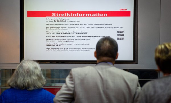 Ein Infoscreen zum Lokführerstreik der GDL weist Fahrgäste am 22.04.2015 am Infoschalter der Deutschen Bahn im Hauptbahnhof von Frankfurt am Main (Hessen) auf mögliche Zugausfälle hin. Die Lokführergewerkschaft GDL hat am 22.04. den Streik auf den Personenverkehr der Deutschen Bahn ausgedehnt. - © dpa