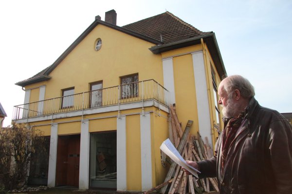 Diesen Anblick wird es bald nicht mehr geben: Hermann Hentschel von "Alt Lemgo" steht vor dem ehemaligen YMCA-Gebäude an der heutigen Bismarckstraße, früher "Detmolder Chaussee". Die ehemalige Fabrikantenvilla wird abgerissen. - © Brand