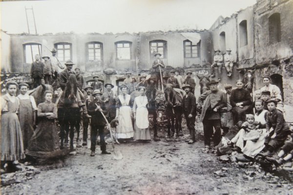 Nach einem Brand 1911: Die Schmedisser Bevölkerung trifft sich zum Wiederaufbau auf dem Hof Kuhlmeier. - © Privat