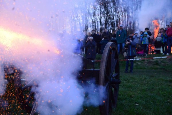 Krachende Ostern: Wenn die „Brokhauser Berta" brüllt und Rauch und Feuer
speit, steht das Feuerräderrollen des KKLGV Brokhausen am Almberg kurz 
bevor. - © Archiv: André Gallisch