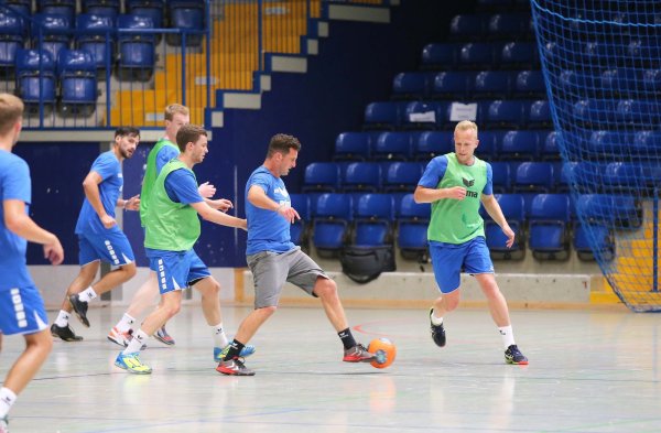 Kann es auch mit dem Fuß: TBV-Trainer Florian Kehrmann setzt sich gegen Dominik Ebner (links) und Arne Niemeyer (rechts) durch. - © Sebastian Lucas