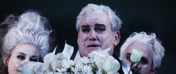 Beziehungsdrama: Aktuell ist Henry Klinder (Mitte) zusammen mit Ewa Rataj und Markus Hottgenroth im „Totentanz“ zu erleben. - © Landestheater, M. Kreutzfeldt