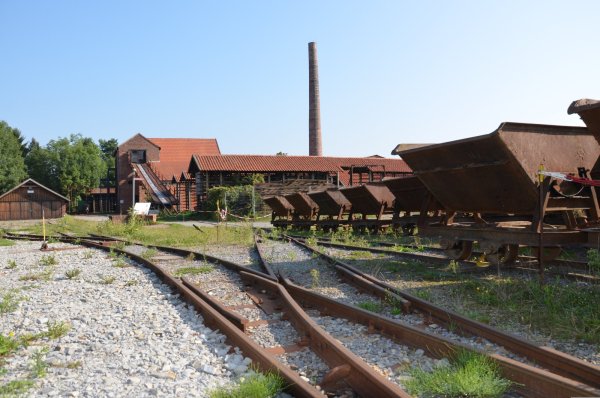 Loren im Museum: Einst wurde in ihnen der Lehm zum Brennofen gefahren. - © Schierholz/LWL