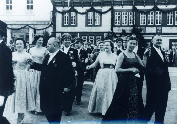 Für die Blomberger unverzichtbar: Die Polonaise auf dem Blomberger Marktplatz gehört zum Schützenfest ganz einfach dazu. Dieses Foto entstand 1959 und zeigt (links vorne) Bürgermeister Heinrich Fritzemeier und (rechts) Stadtdirektor Walter Eggert mit Gattinnen. - © Privat